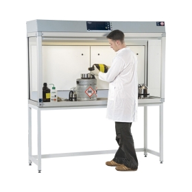 Poste de travail &agrave; flux laminaires avec plan de travail en position debout